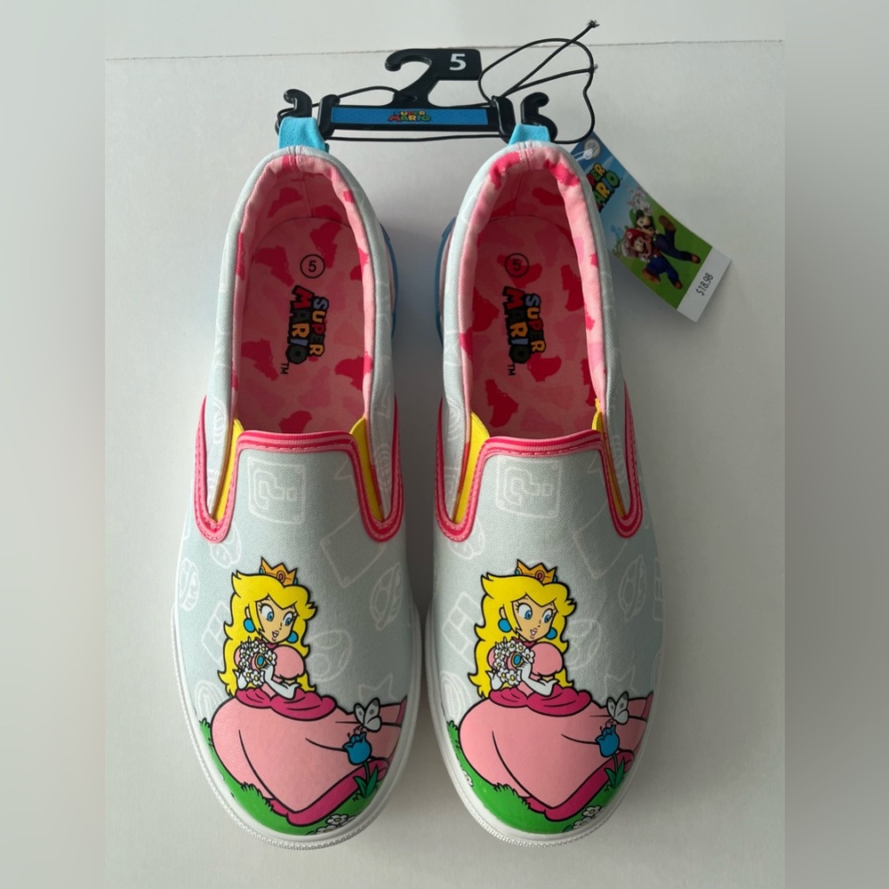 Women’s Slip on Supper Nintendo “Peach” size 5